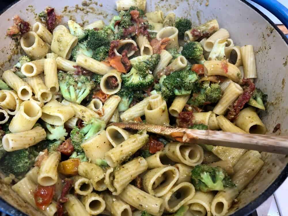 Rigatoni pesto with broccoli and tomatoes