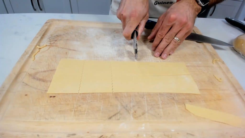 Cutting pasta with a fluted pasta wheel