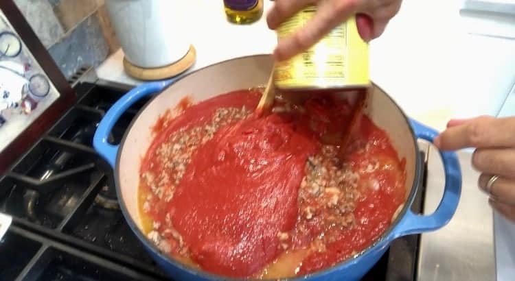 Adding puree to tomato sauce