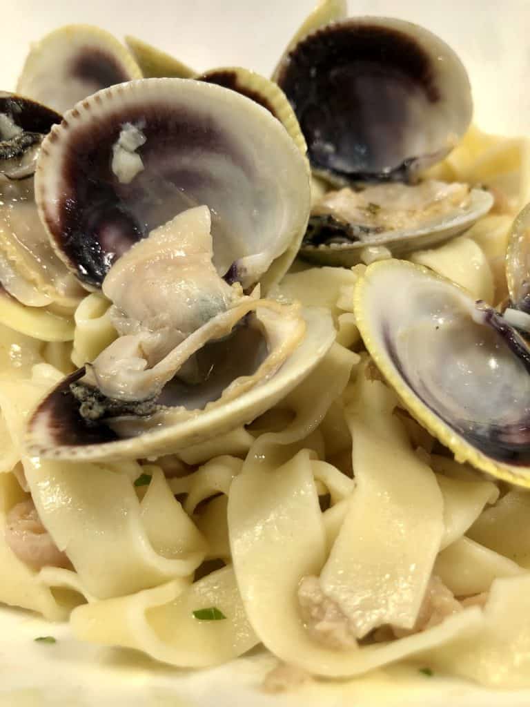 linguine with clams in white wine sauce